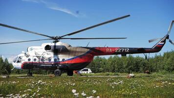 een mi-8 helikopter met spinnen propellers staat Aan de helikopterplatform video