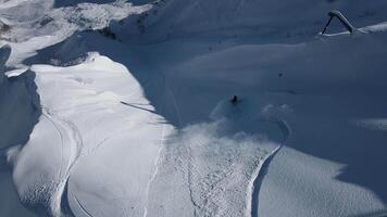 antenne. een snowboarder daalt af een onvoorbereid helling video