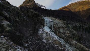 montanha passar revela incomparável beleza tranquilidade aéreo visualizar. risco através encontrar serenidade dentro lindo montanha passar Paz esplêndido vistas definir montanha passar reino do natural grandeza. video