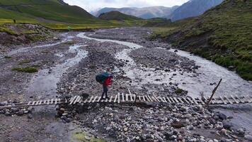 dar visie van toeristen kruispunt de rivier- Aan de manier naar monteren elbrus van noorden video