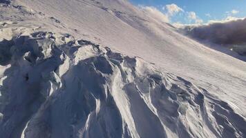 antenn se av snöig berg med glaciär sprickor video