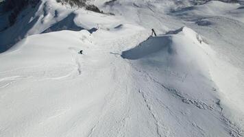 skieur descend neigeux pente parmi majestueux montagnes skieur embrassement refroidissement de le nord la nature. skieur symbole de l'hiver intacte beauté et ski loisir Danse avec hiver périple par neige. video