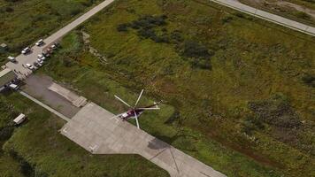 elicottero mosche al di sopra di campo Soaring al di sopra di verde distesa elicottero campo mescolanza con selvaggio natura. elicottero campo simbolo moderno aria viaggio aereo Visualizza al di sopra di naturale paesaggi natura selvaggia. video