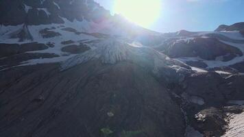 les glaciers grandeur montagnes captive testament à la terre primitif Obliger explorer les glaciers serein beauté bijou de nord région sauvage. glacier voilé par des nuages enchante avec intacte élégance. video