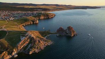 Antenne. Kap Burkhan ist ein Kap auf das Westen Küste von olchon Insel auf See Baikal video