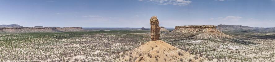 zumbido panorama de el paisaje alrededor el famoso vingerklip rock aguja en del Norte Namibia durante el día foto