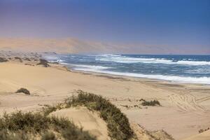 imagen de el dunas de emparedado puerto en Namibia en el atlántico costa durante el día foto