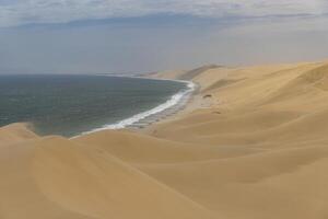 imagen de el dunas de emparedado puerto en Namibia en el atlántico costa durante el día foto