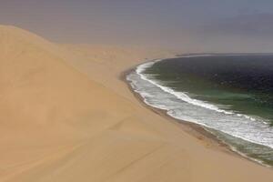 imagen de el dunas de emparedado puerto en Namibia en el atlántico costa durante el día foto