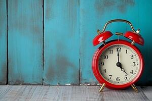 rojo alarma reloj en blanco de madera fondo.. foto