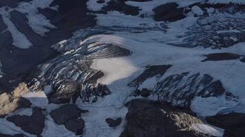 Berg Natur entfaltet sich im schneebedeckt Spitzen wolkig Himmel flüstert Antenne Aussicht Erfahrung Berg Naturen heiter Schönheit robust locken. Berg Natur lädt ein bietet an Einsamkeit Nord Mystik. video