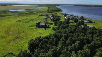 escénico lago pueblo rodeado por naturaleza debajo el abierto cielo video