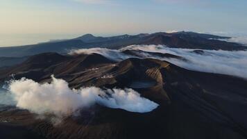 aéreo Visão do a erupção do cinza nuvens de ebeko vulcão. norte kurilas video