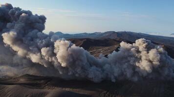 aereo Visualizza di il eruzione di cenere nuvole di ebeko vulcano. settentrionale kuril video