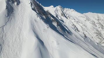 aérien. une freerider descend une abrupte, pas préparé pente à haute la vitesse video