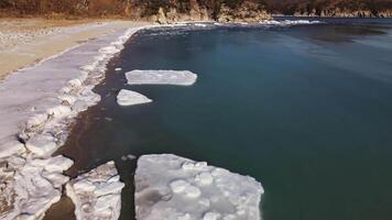 zumbido ver de hielo témpanos flotante en el mar cerca el apuntalar video