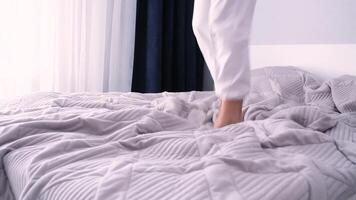 vrouw voeten in pyjama- broek jumping Aan bed Bij huis video