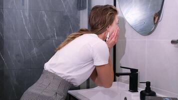 vrouw gelukkig reinigt de huid met schuim in badkamer video