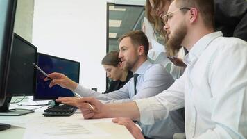 un grupo de joven masculino y hembra oficina empleados sentado y que se discute en un proyecto en un conferencia o tablero habitación reunión video
