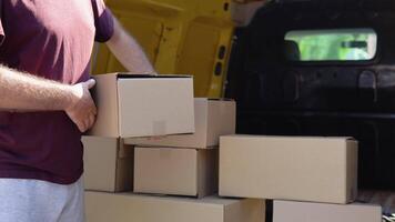 ung brevbärare kurir är leverera en paket till en kund. begrepp av kurir, Hem leverans, e-handel frakt, virus, covid video