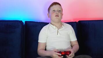 en boy-gamer leva spel strömning. liten gamer spelar spel och ser på skärm på pc dator. begrepp av digital teknologi och cyberrymden spelande. cyberpunk Färg video