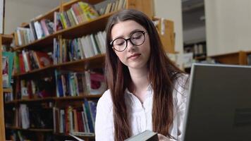 ung tonåring flicka högskola studerande använder sig av bärbar dator dator skriver på pc arbetssätt studerar på tech enhet i klassrum sitta på skrivbord. uppkopplad utbildning, elearning begrepp video