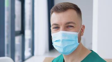 retrato de un médico en un protector máscara en un moderno clínica video