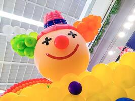 bajo ángulo ver de grande vistoso payaso globo muñeca en compras centro comercial zona foto