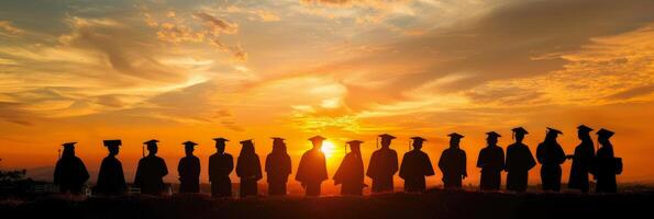 siluetas de estudiantes vistiendo graduación tapas en contra el cielo a puesta de sol foto