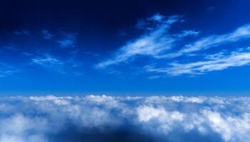 azul cielo con brumoso nubes foto