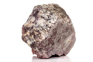 macro Roca lepidolita mineral en blanco antecedentes foto