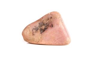 cuarzo rosa de piedra mineral macro sobre un fondo blanco foto