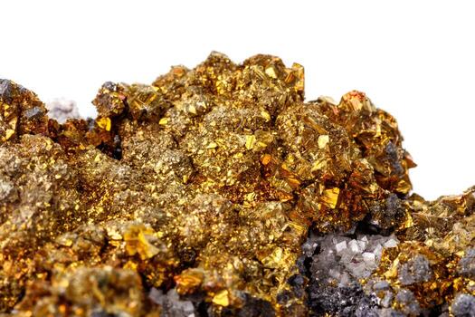 macro mineral Roca calcopirita en un blanco antecedentes foto