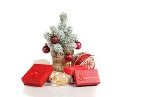 Cajas de regalo de árbol de Navidad con juguetes sobre un fondo blanco. foto