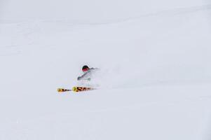 masculino esquiador vueltas en suelto nieve, esquiador cuesta abajo cuesta abajo a esquí recurso foto