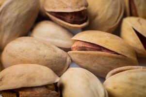 muchos cerrado pistachos en macro de cerca. sano comida antecedentes con selectivo suave atención foto