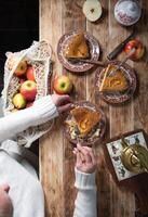 mujer saboreo un pedazo de horneado en casa manzana tarta con su propio manos, todavía vida con un parte superior ver para acción de gracias foto