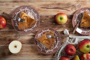 acción de gracias rústico de madera mesa ajuste con manzana tarta, hogar horneando foto