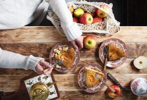 mujer saboreo un pedazo de manzana tarta, acción de gracias todavía vida parte superior vista, otoño foto