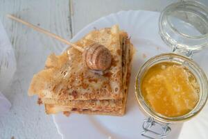ruso panqueques con miel y un taza de té desde un Clásico Samovar maslenitsa festival concepto foto