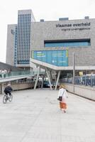 Gante, Bélgica, mayo 5, 2022, virginie amoroso edificio, flamenco cívico centro,moderno chica de ciudad camina hacia el edificio foto