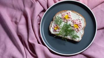 creativo emparedado con suave queso y rosado pasta tarama verduras, flores foto