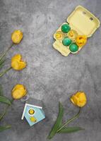 Pascua de Resurrección disposición, un plato de pollo y amarillo pollitos, por verde huevos ,tulipanes foto