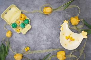 Pascua de Resurrección disposición, un plato de pollo y amarillo pollitos, por verde huevos ,tulipanes foto