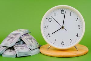 dolares y hora son valioso a trabajo y vida. ingresos desde trabajo y financiero camino foto