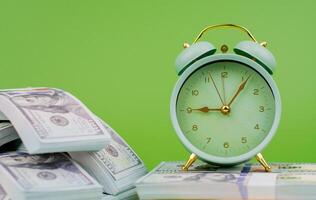 dolares y hora son valioso a trabajo y vida. ingresos desde trabajo y financiero camino foto