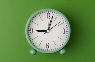moderno alarma reloj tictac, en pie todavía tiempo, hora concepto, hora fotografía en estudio. foto