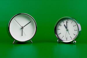 hora mano muestra en pie tiempo. alto calidad estudio foto de un reloj. el concepto de hora y el reglas de hora en trabajo