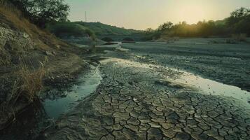 clima cambio impacto sequía agrietado río bancos seco paisaje. foto