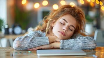 un mujer tendido su cabeza en un ordenador portátil computadora, apareciendo cansado o descansando foto